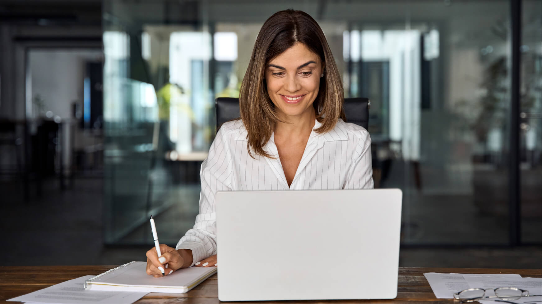 Ofrece cursos con rutas personalizadas para cada puesto de trabajo.