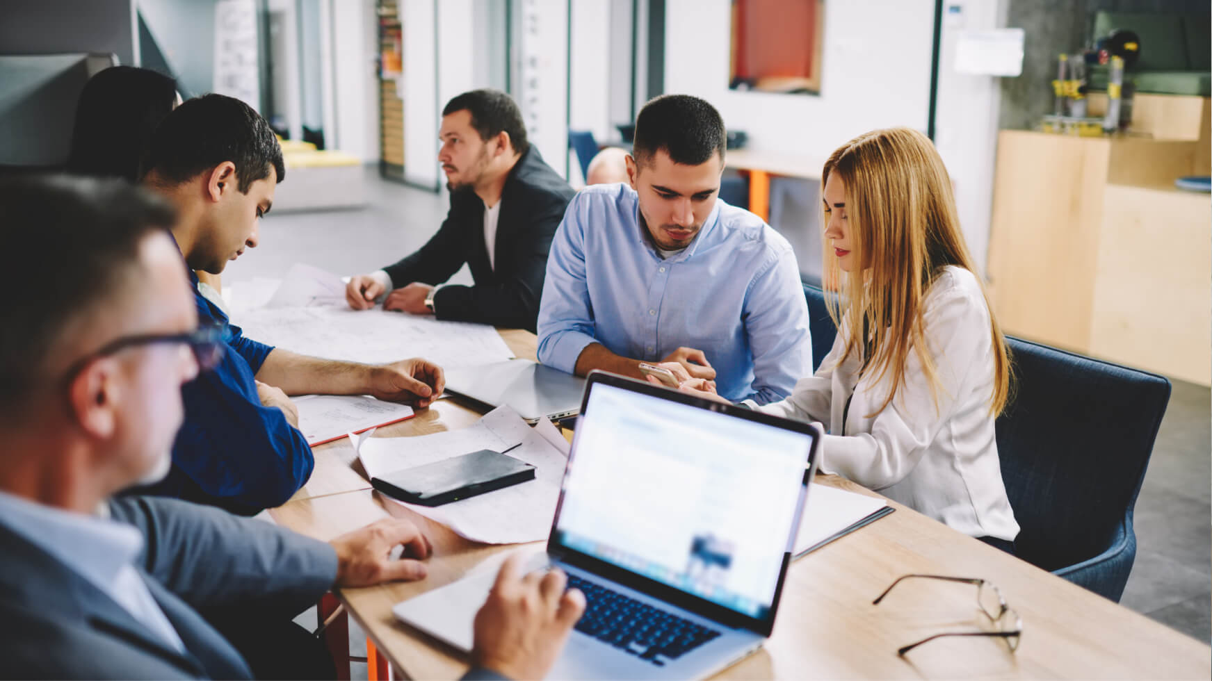 La comunicación y resolución de problemas son competencias fundamentales para la colaboración en equipo.