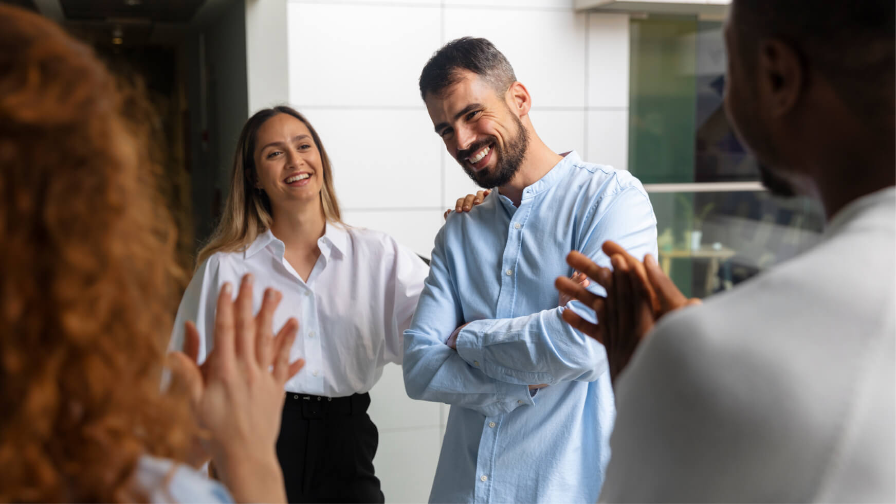 Reconoce el esfuerzo de tu equipo con bonos, días libres o reuniones de premiación.